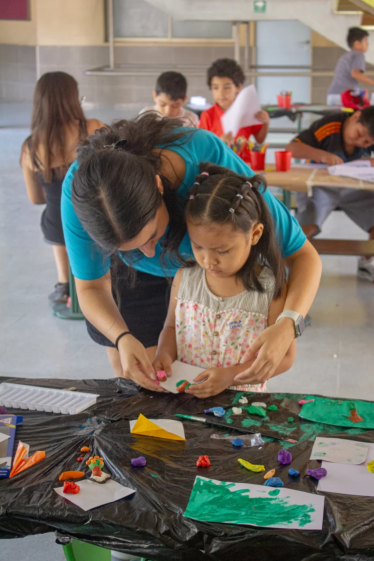 Actividad de colonias urbanas con niñas, niños y voluntariado