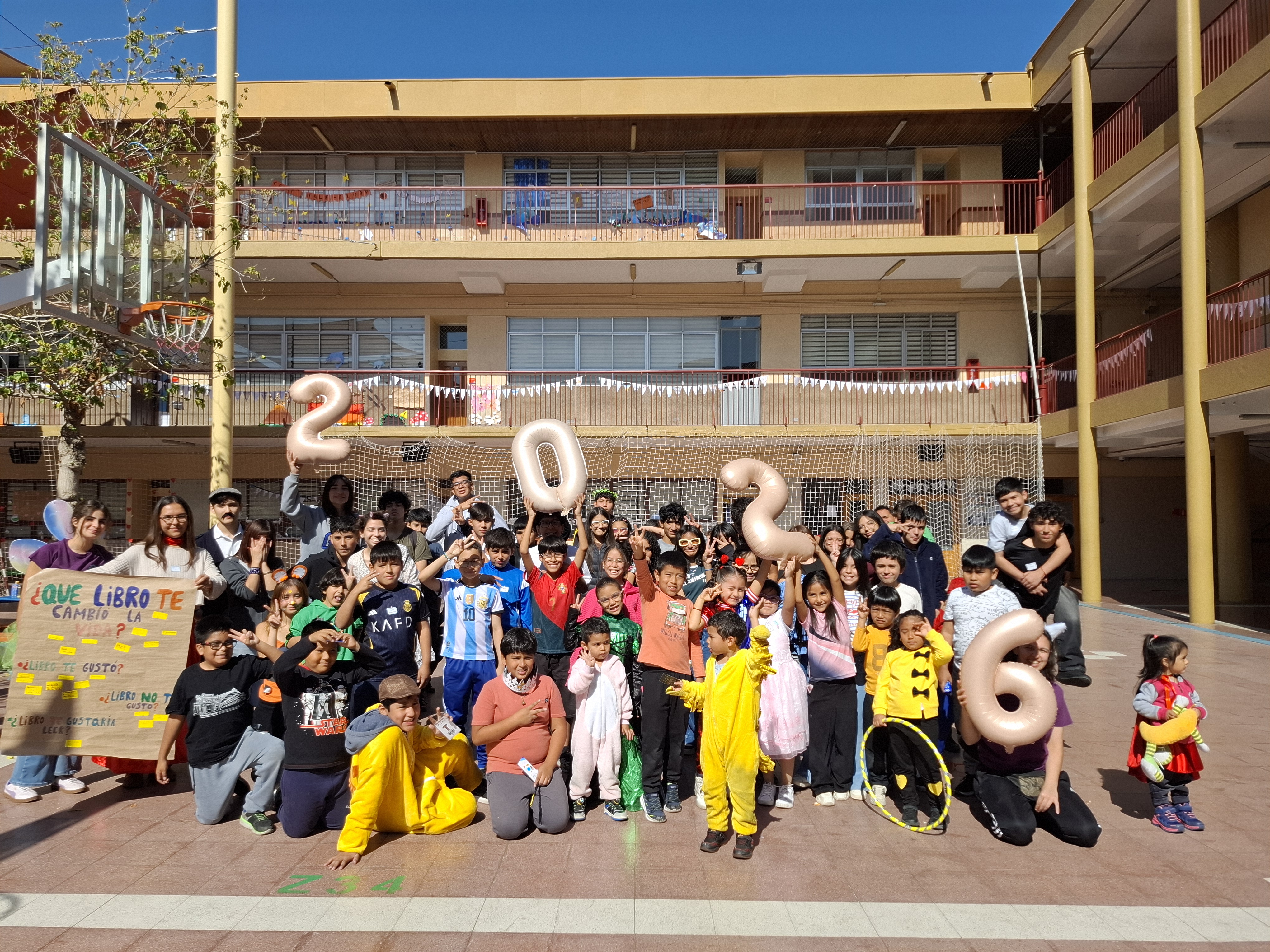 Niñas, niños, jóvenes y voluntariado en una actividad comunitaria